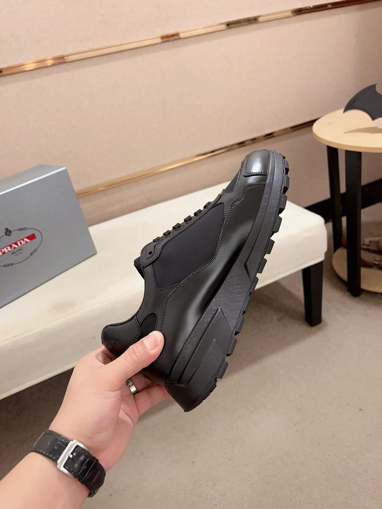 Men's Men's Shoes 💰 580💰 ✔️✔️✔️High-quality new PRADA (Prada) counters are launched simultaneously. The new men's shoes and 😘fabric are made of selected first-layer cowhide and technological glue-spraying technology. Lining: Full cowhide lining. 👍🏿High-end☄️Open-molded non-slip rubber outsole, exquisite lines, simple and elegant, comfortable and high-end for leisure travel. Code number: 38 to 44 (can be customized to 45, non-refundable!